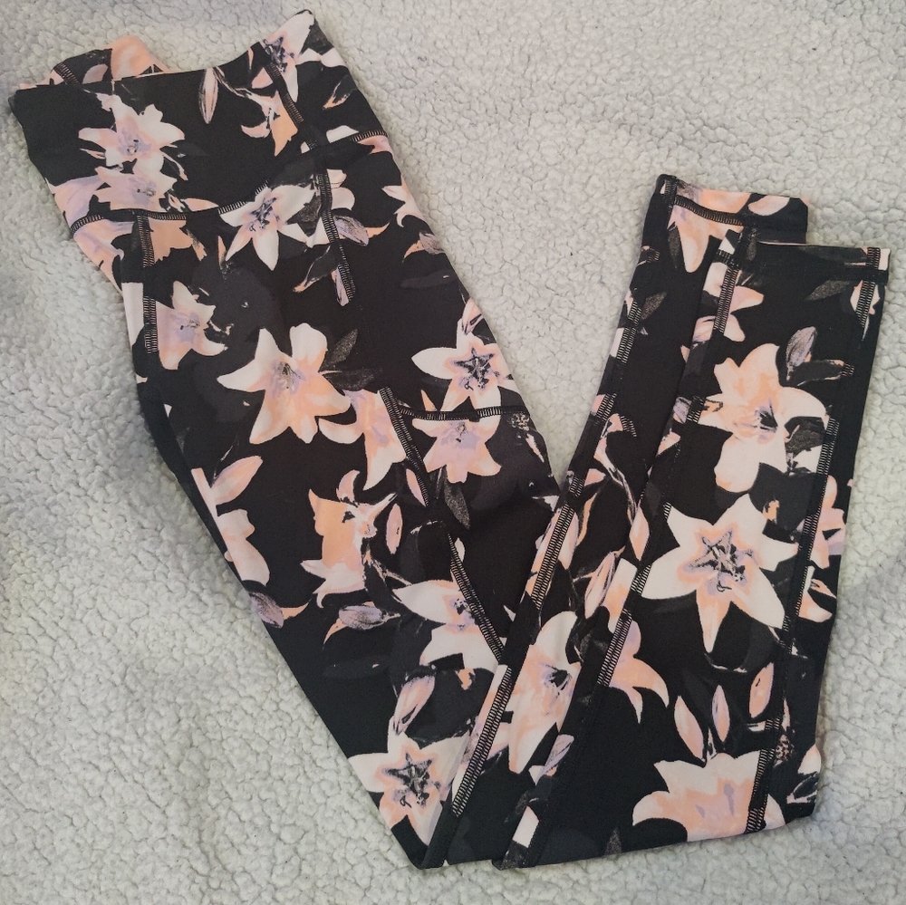 Victoria's Secret essential pocket legging size 4